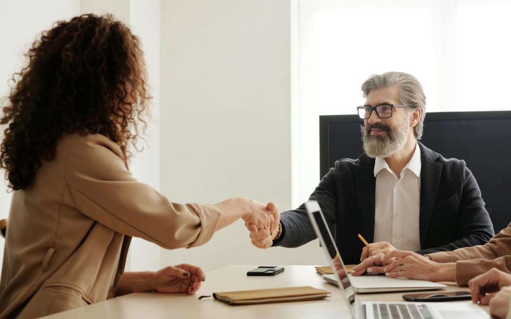 incontro di lavoro con stretta di mano