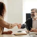 incontro di lavoro con stretta di mano