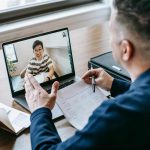 persona in colloquio da remoto