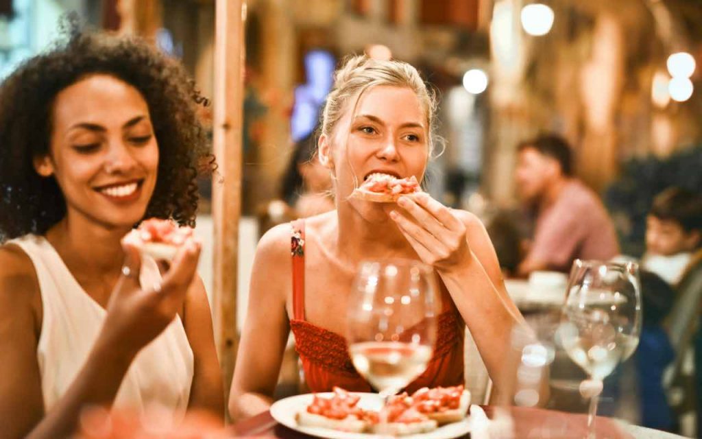 due ragazze che mangiano