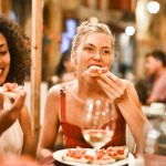 due ragazze che mangiano