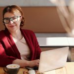 donna su sedia a rotelle di fronte al pc