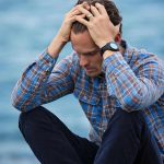 ragazzo con le mani tra i capelli