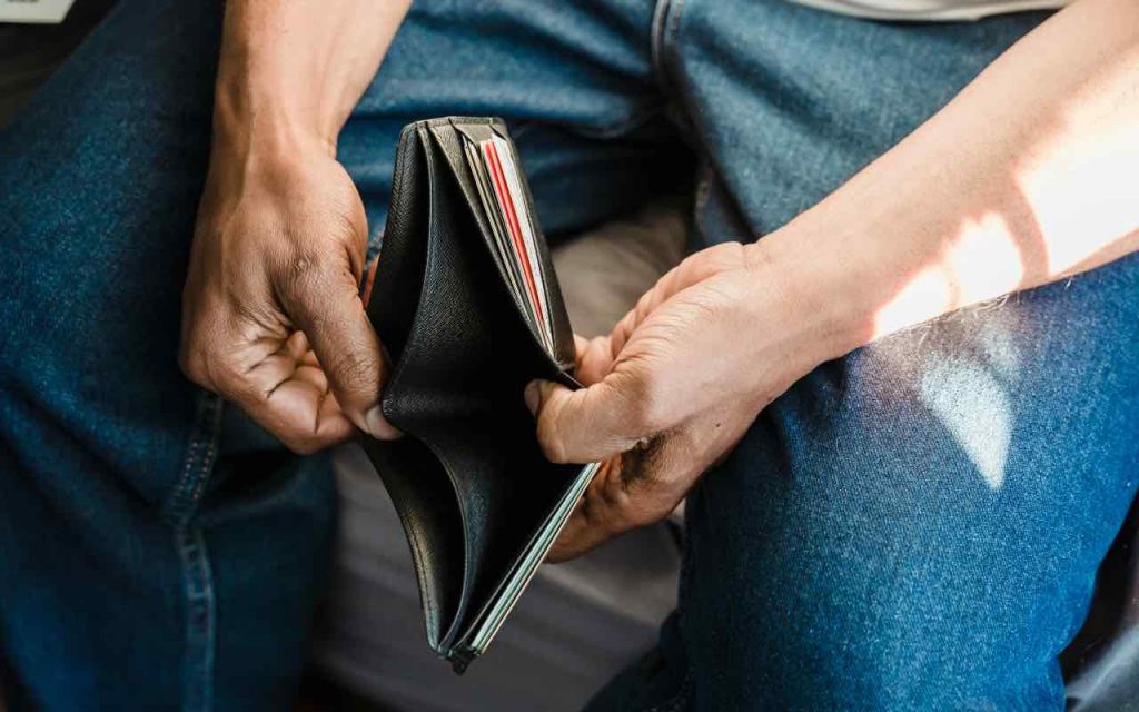 SEI POVERO? Se non hai questa cifra in banca sei considerato INDIGENTE: in pochi la superano