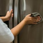 mano che pulisce il frigo