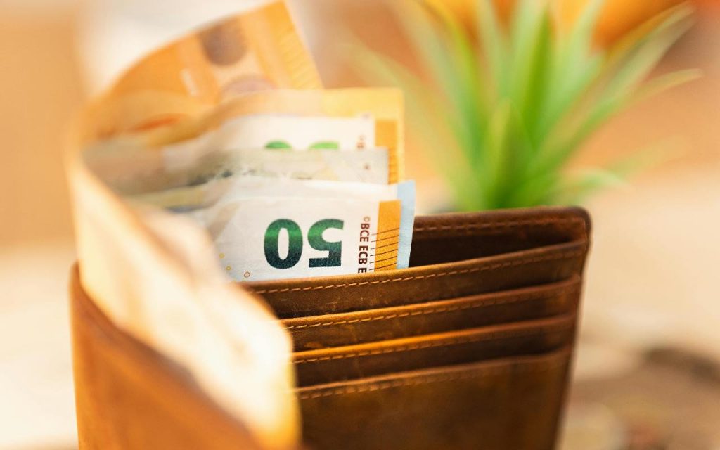 portafogli con banconote da 50