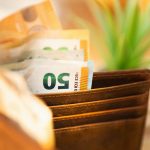 portafogli con banconote da 50
