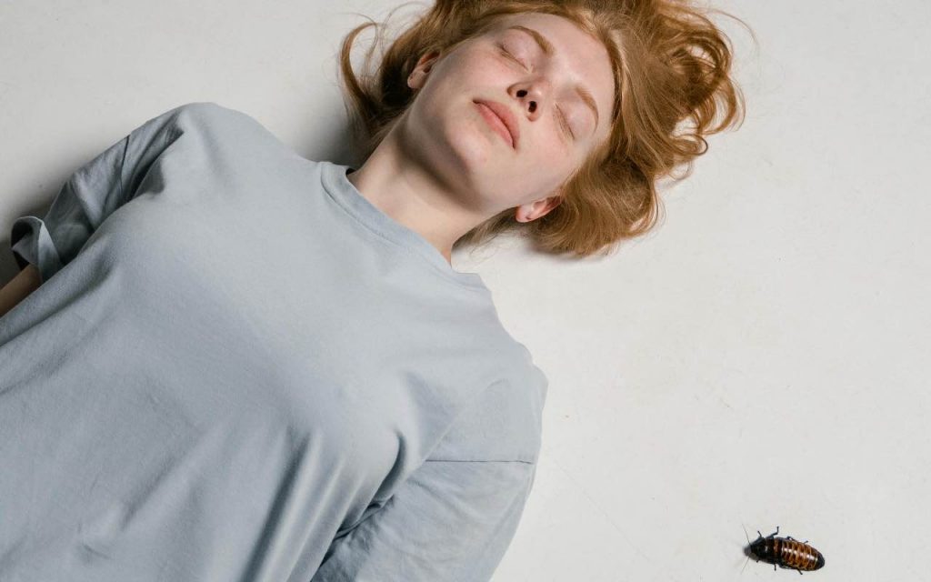 scarafaggio vicino a una donna