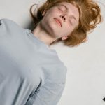 scarafaggio vicino a una donna