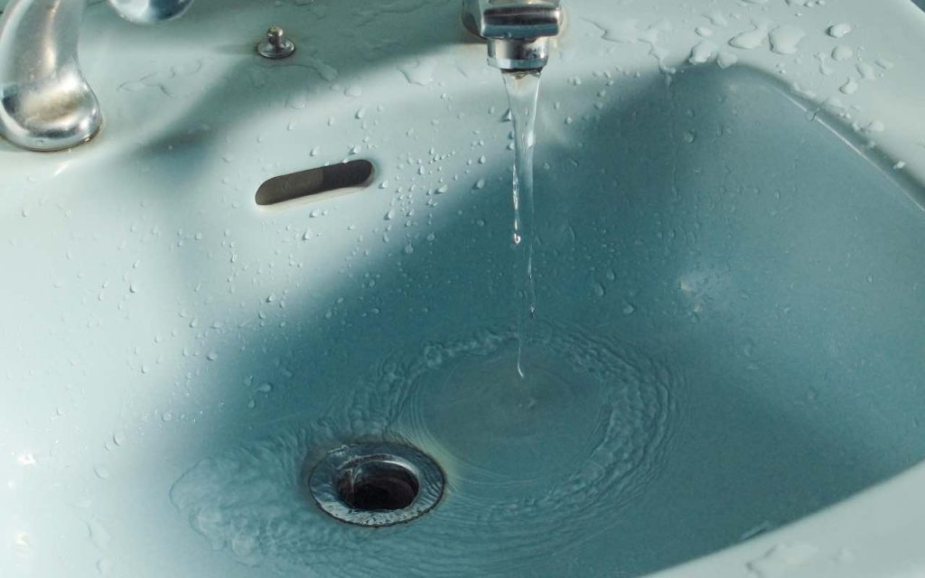 lavandino con acqua che scorre