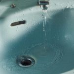 lavandino con acqua che scorre