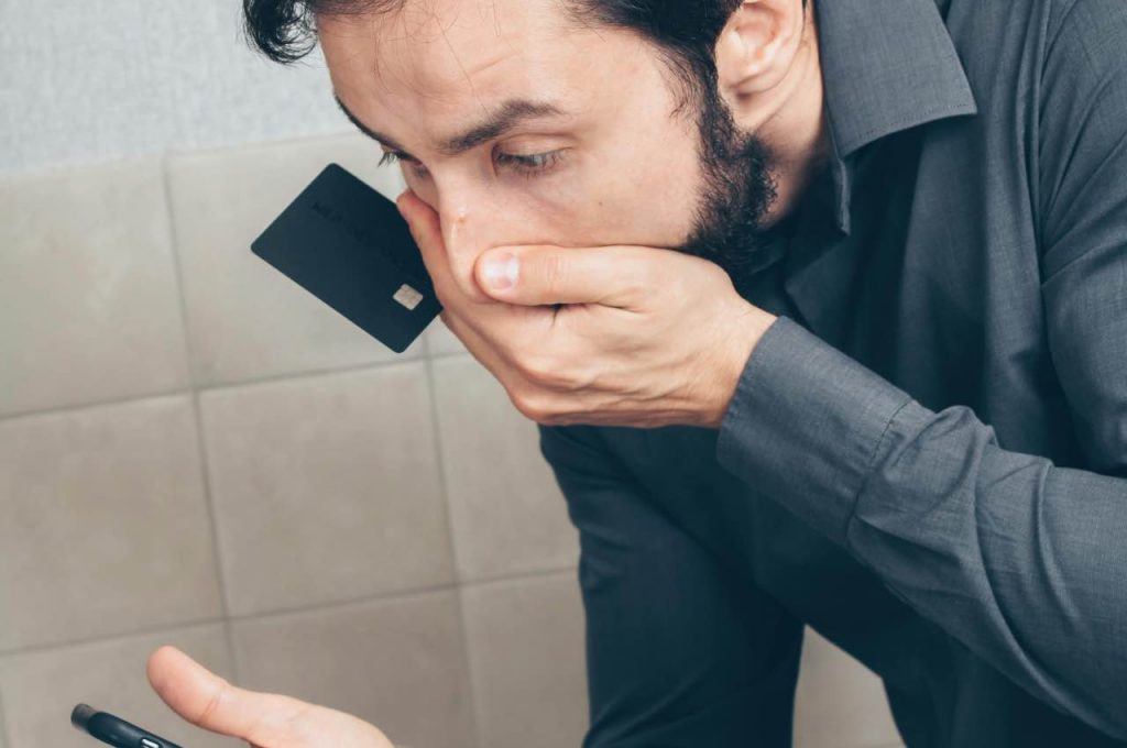 uomo con la mano sulla bocca stupito