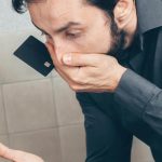 uomo con la mano sulla bocca stupito