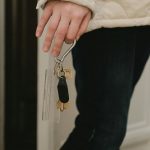 persona con le chiavi in mano