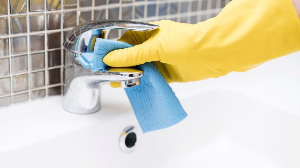 eliminare le incrostazioni bagno - freepik - circuitolavoro.it