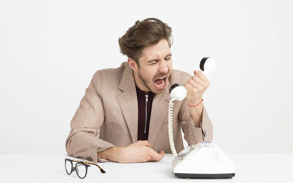 uomo che urla al. telefono