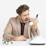 uomo che urla al. telefono