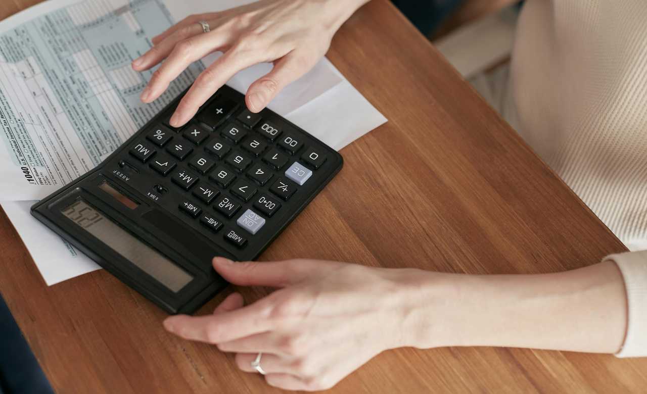 Costi nascosti in bolletta | La riga che paghi senza accorgerti: li chiamano “oneri di sistema” ma pesano tantissimo