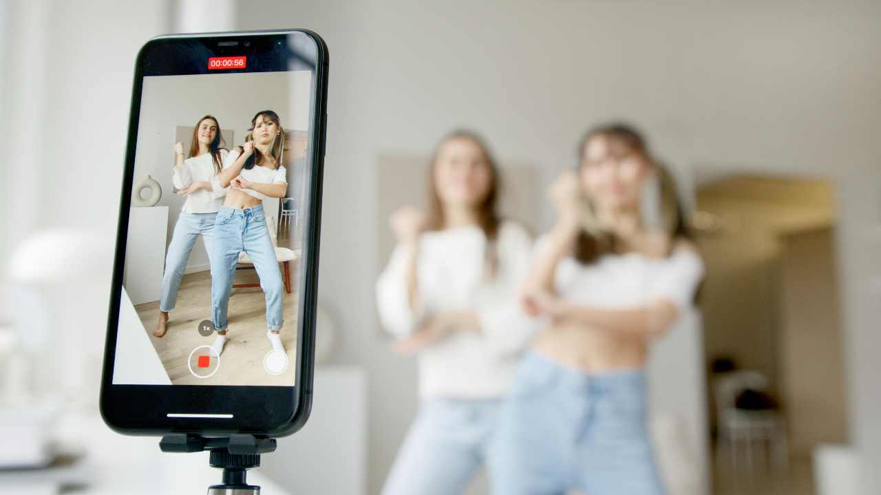 Post sponsorizzati da casa | Nuove regole AGCOM per gli influencer, le multe scattano se sbagli questa dicitura