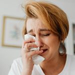 donna che piange e si asciuga le lacrime con fazzoletto