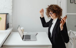 donna che esulta davanti al pc