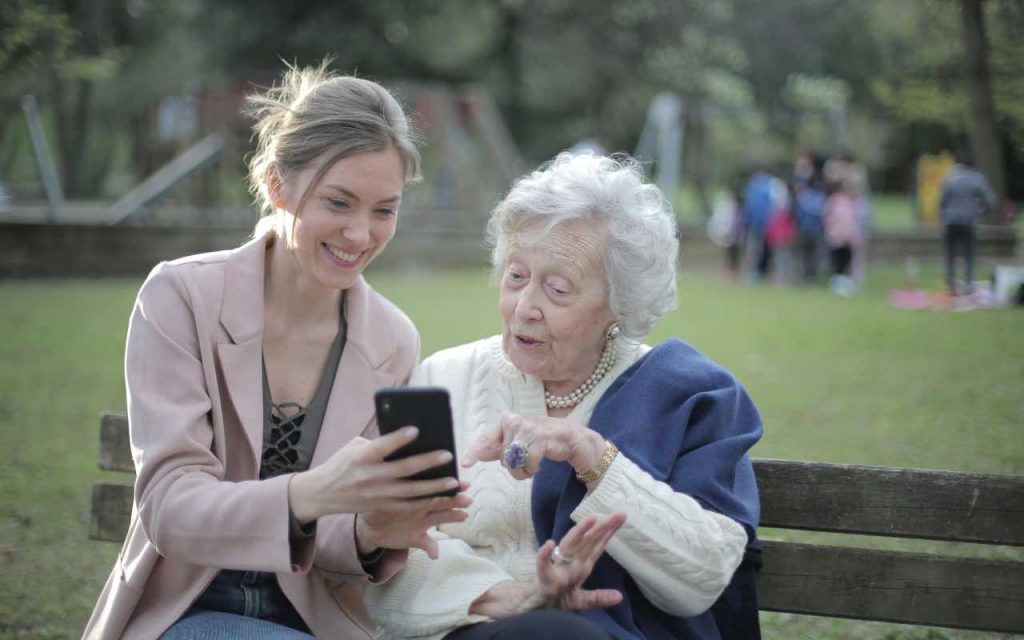 anziana e figlia che guardano lo smartphone