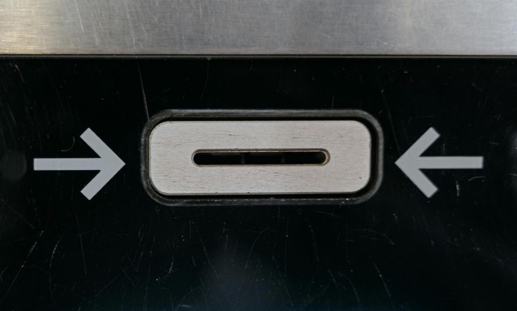 fessura per la carta agli sportelli atm
