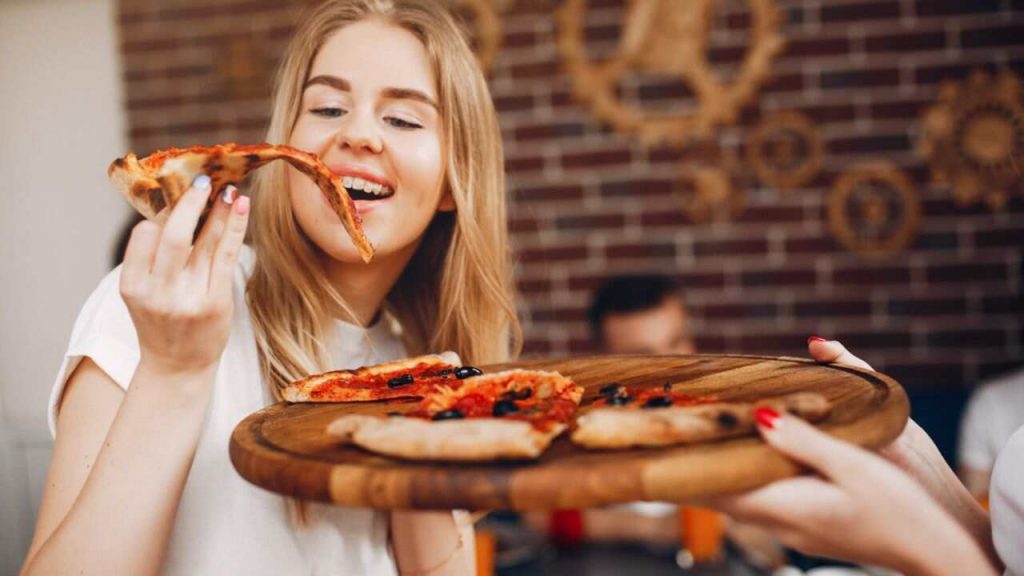 mangiare la pizza - freepik - circuitolavoro.it