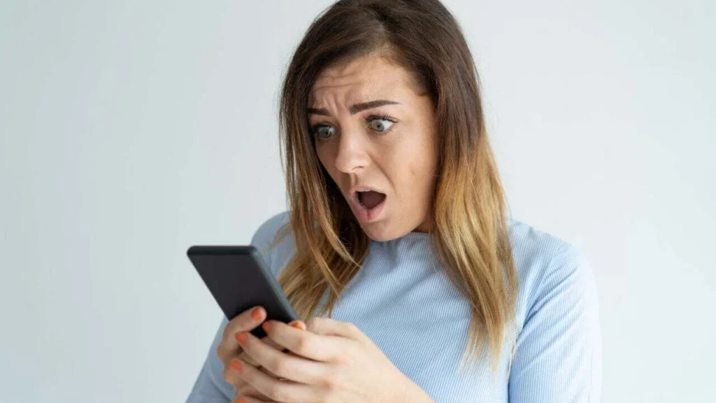 Donna che guarda il telefonino