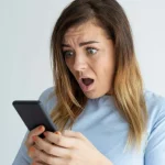 Donna che guarda il telefonino