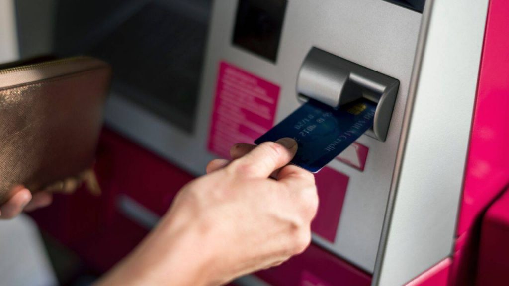 prelievo al bancomat - freepik- circuitolavoro.it