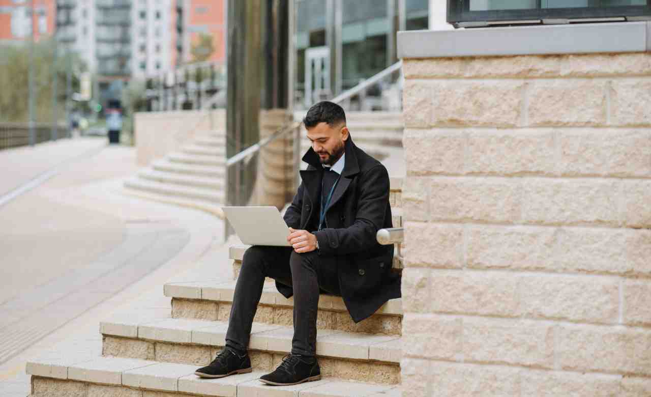 Nomadi digitali in Italia | Requisiti ufficiali e reddito minimo per il visto: il pass che apre al lavoro da remoto