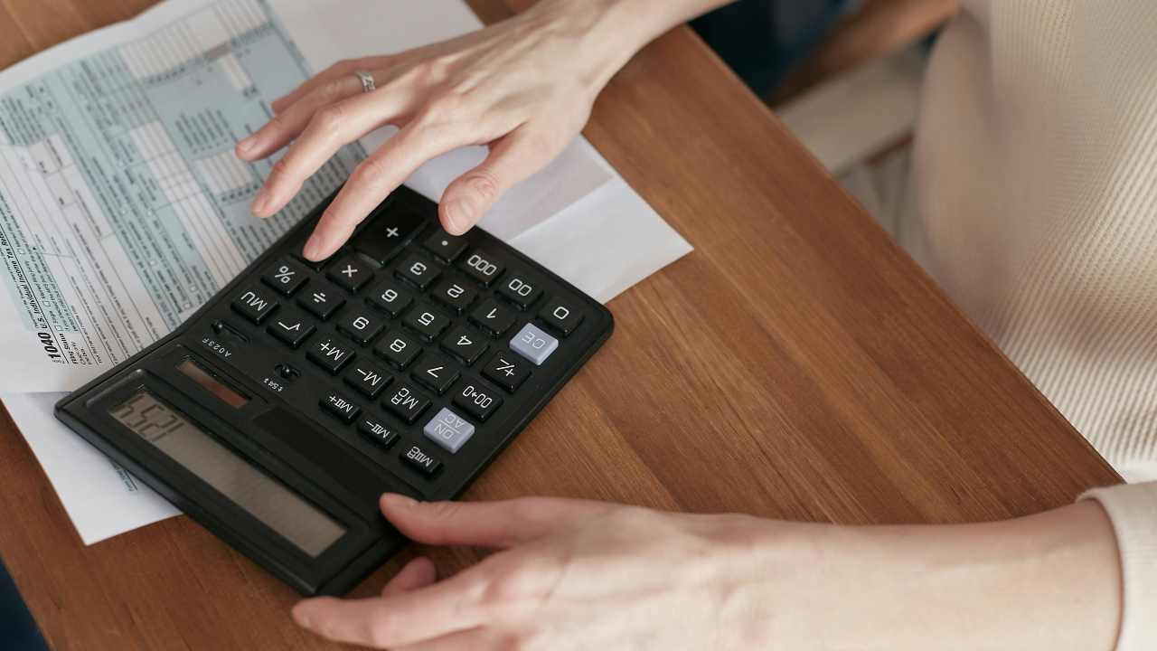 200€ extra in bolletta | ARERA rende operative le regole del contributo 2025: quando arriva e chi resta fuori